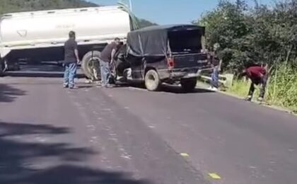 Colisión entre pipa y camioneta en las Cruvas de San Alejo, en la México-Tuxpan