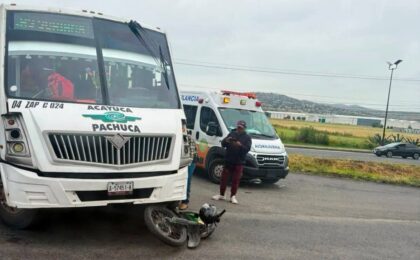 Un microbús impacta a motociclistas en la carretera México-Pachuca
