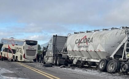 Accidente entre un tráiler y un autobús provoca cierre total en la México-Tuxpan y más de 20 heridos