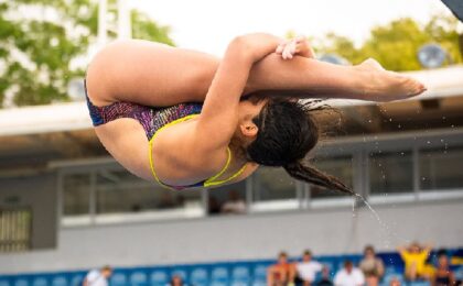 Mía y Lía Cueva inician la participación mexicana en el Mundial Juvenil de Clavados 2026 con medallas de oro y plata.
