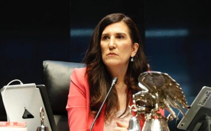 Kenia López solicita la desaparición de poderes en Sinaloa si Rocha Moya no accede a sus demandas.