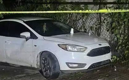 Automóvil encontrado abandonado en Huejutla presenta múltiples impactos de bala