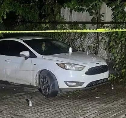 Automóvil encontrado abandonado en Huejutla presenta múltiples impactos de bala
