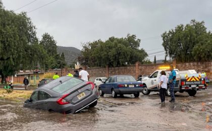 Un aguacero provoca inundaciones en el bulevar Minero de Pachuca; vehículos quedan atrapados.