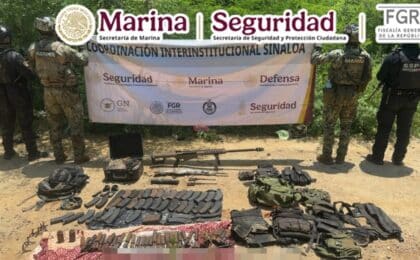 Durante un operativo en Sinaloa, se decomisan armas y explosivos improvisados.
