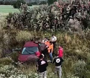 Un vehículo se volcó y salió de la carretera en Zempoala