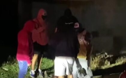 Reescribe el siguiente título periodístico con una redacción diferente, manteniendo el mismo sentido, personajes, hechos principales y lugar cuando sea relevante.

Título original: 
			¡Ya basta! Hartos de los robos, pobladores de Tezontepec de Aldama hacen el trabajo de la policía		

Cambia solo la forma, no el fondo. No inventes datos, cargos, cifras, fechas, declaraciones ni contexto adicional. No exageres, no editorialices y no conviertas el título en opinión.

Conserva el grado de certeza del título original. No conviertas posibilidades, versiones, señalamientos o hechos presuntos en afirmaciones confirmadas.

Usa un tono informativo, claro y natural, como el de un medio de noticias digitales. Evita amarillismo, frases alarmistas, emojis, signos excesivos de admiración o palabras en mayúsculas innecesarias.

Si el título original inicia con una procedencia editorial o fórmula rígida como “PACHUCA, HIDALGO”, “HIDALGO”, “CDMX” o similares, no lo uses como arranque automático. Integra el lugar solo si ayuda a entender la noticia.

El nuevo título debe conservar el hecho central del original y tener una redacción claramente diferente.

Procura un máximo de 14 palabras, siempre que no sea necesario eliminar información esencial para conservar el sentido original.

Devuelve únicamente una versión del nuevo título, sin markdown, sin comillas, sin explicaciones, sin punto final y sin incluir el título original.