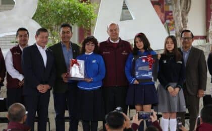 Se entregan uniformes y libros a alumnos de bachillerato en Hidalgo