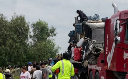 Saquean un tráiler tras un accidente en el Arco Norte, cerca de Atitalaquia.
