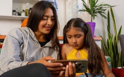 Expertos sugieren opciones para reducir el tiempo de pantalla en niños
