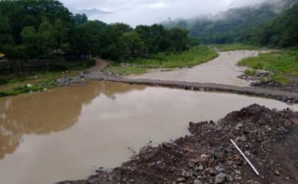 Se mantiene abierto un paso provisional en el río Claro, Tepehuacán