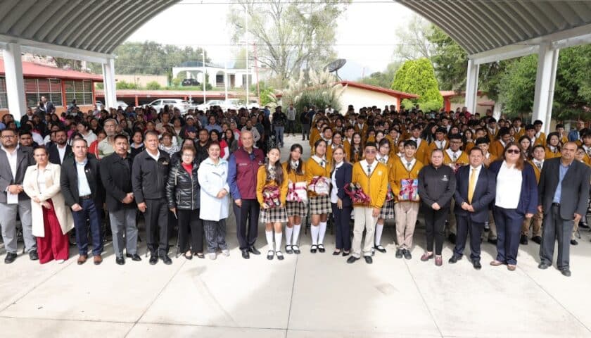 El gobierno del estado de Hidalgo proporciona uniformes, útiles escolares y calzado a estudiantes de Tula-Tepeji.