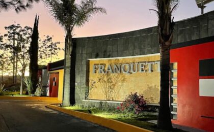 Encuentran el cuerpo de un hombre con heridas de arma blanca en un motel de San Agustín Tlaxiaca