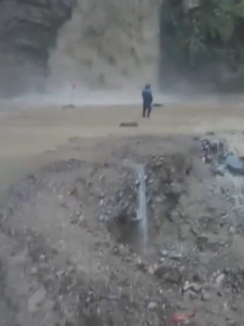 Aumento del nivel del río en Tenango de Doria provoca derrumbes en carreteras