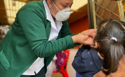 El IMSS en Hidalgo exhorta a la población a vacunarse por la temporada de invierno